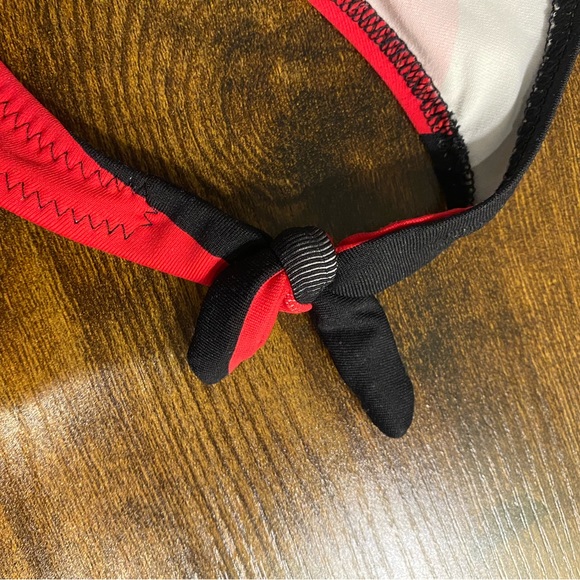 Point conception bikini black & raspberry
Top used once new bottoms never used - Picture 2 of 11